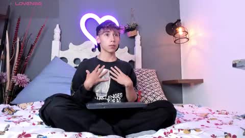 liaml_18_ online show from September 8, 2025, 2:16 pm