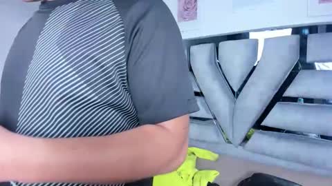 lianfox_ online show from April 9, 2026, 12:21 pm