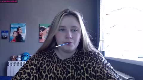 Snapshot of light_lunaa chatting on September 18, 2025, 6:59 am light_lunaa online show from September 18, 2025, 6:59 am