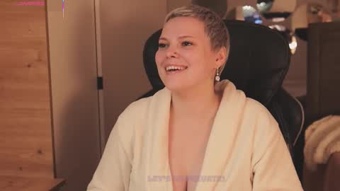 likaaberry online show from December 5, 2025, 1:31 pm