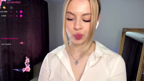 Elisa  online show from October 9, 2025, 9:51 am