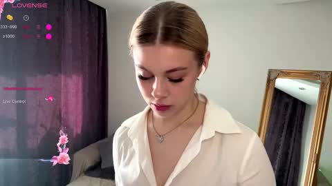 Elisa  online show from October 10, 2025, 10:14 am