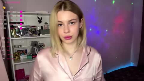 Elisa  online show from November 13, 2025, 10:58 am