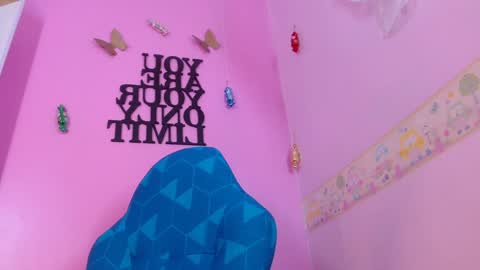 Snapshot of lila_pinky chatting on January 23, 2025, 6:35 pm L I L A online show from January 23, 2025, 6:35 pm