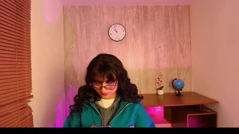 lili_clan online show from November 18, 2025, 3:56 am