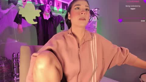 holis soy lily chang no olvides el pulgar arriba es muy importante para mi 3 independent model online show from October 10, 2025, 7:46 pm