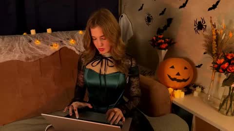 LilianLees online show from October 27, 2025, 2:54 pm