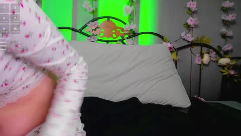 Snapshot of lilianslow chatting on January 26, 2025, 1:58 pm hi guys Im new here Im 18 years oldIve never had sex online show from January 26, 2025, 1:58 pm