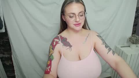 Snapshot of liliaterenzi_ chatting on January 27, 2025, 12:43 am Lilia online show from January 27, 2025, 12:43 am
