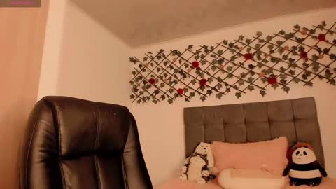 lilith_miller21 online show from November 7, 2025, 9:37 pm