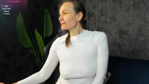 lillian_white1 online show from April 16, 2026, 1:06 am