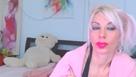 Lara online show from December 14, 2025, 2:39 am