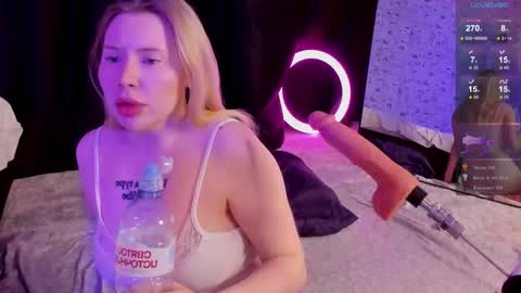 lillie_berry online show from December 1, 2025, 4:45 pm