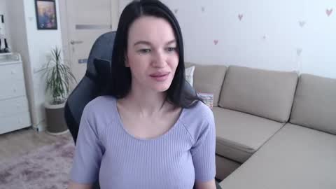 lilliyves online show from April 27, 2026, 9:51 am