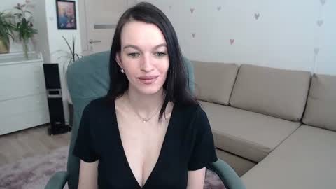 lilliyves online show from June 15, 2026, 4:09 pm