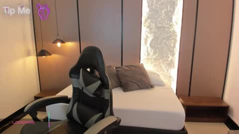 L I L L Y online show from October 13, 2025, 12:05 pm