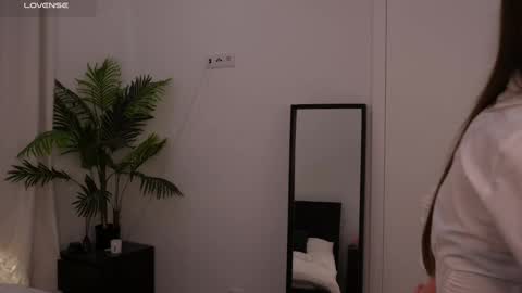 Lilly Colins online show from January 23, 2025, 2:28 pm