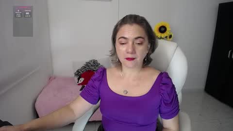 Snapshot of lilly_milf chatting on December 28, 2024, 1:17 pm Lilly online show from December 28, 2024, 1:17 pm