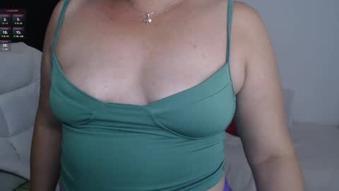Snapshot of lilly_milf chatting on February 5, 2025, 10:55 pm Lilly online show from February 5, 2025, 10:55 pm