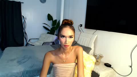 lillyholland online show from February 14, 2025, 11:31 am
