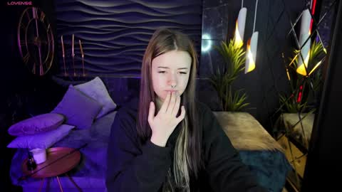 Snapshot of lily_moonlight chatting on January 19, 2025, 6:53 am Lily online show from January 19, 2025, 6:53 am