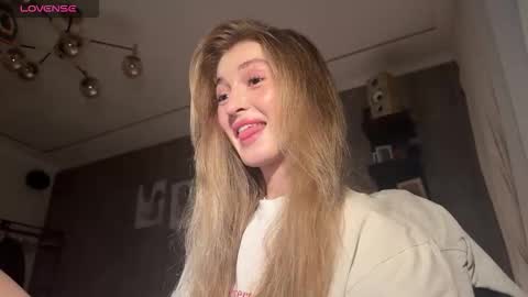 Snapshot of lily_savage chatting on September 8, 2025, 5:23 pm Sophie online show from September 8, 2025, 5:23 pm