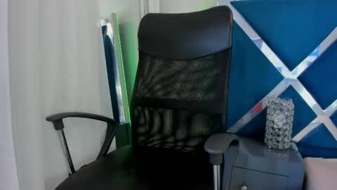 Sweetie Lily online show from March 9, 2026, 1:37 pm