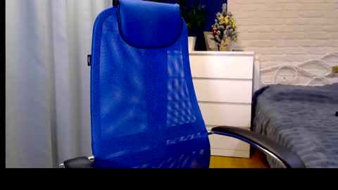 Lily online show from December 17, 2025, 7:03 am