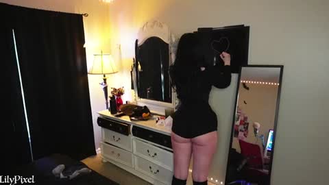 Snapshot of lilypixel chatting on January 30, 2025, 11:55 pm Liliana Marie Pixelate online show from January 30, 2025, 11:55 pm