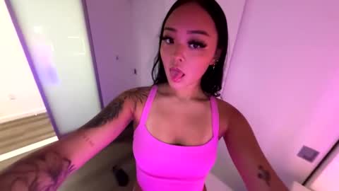 lilypowpow online show from December 1, 2025, 4:06 am