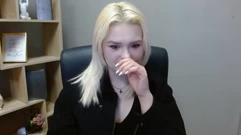 Snapshot of lilysweetxo chatting on February 17, 2026, 7:49 am Lily online show from February 17, 2026, 7:49 am