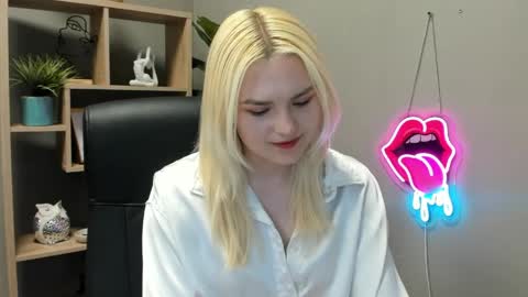 Lily online show from May 19, 2026, 1:39 pm
