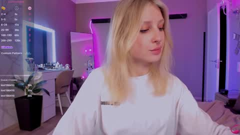 Snapshot of lilyvibe chatting on February 8, 2025, 10:08 pm Lily online show from February 8, 2025, 10:08 pm