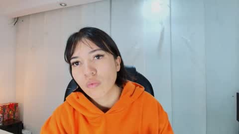  Lina Bedoya  online show from December 18, 2025, 11:38 am