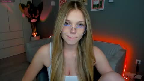 Lina online show from November 16, 2025, 1:17 pm