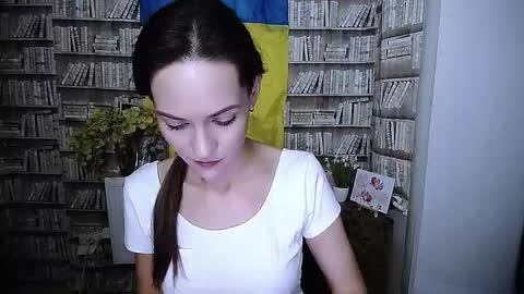 Lina online show from November 11, 2025, 9:09 am