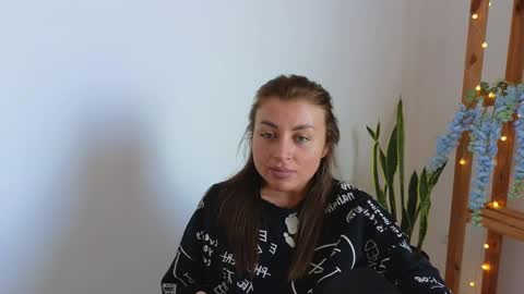 Linaaa moon online show from February 27, 2025, 9:54 am