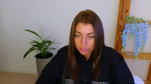 Linaaa moon online show from March 1, 2025, 10:02 am