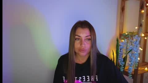 Linaaa moon online show from March 3, 2025, 4:03 am