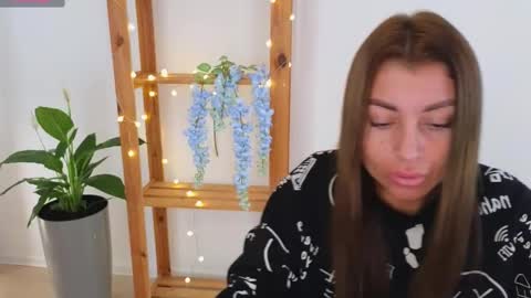 Linaaa moon online show from March 4, 2025, 7:41 am