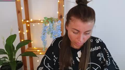 Linaaa moon online show from March 4, 2025, 10:46 am