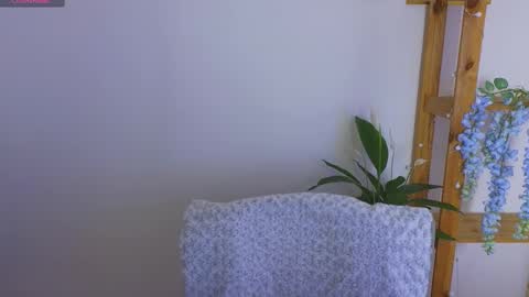 Linaaa moon online show from March 5, 2025, 4:13 am