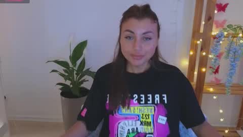 Linaaa moon online show from March 6, 2025, 7:57 am