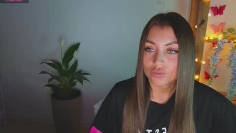 Linaaa moon online show from March 6, 2025, 9:53 pm