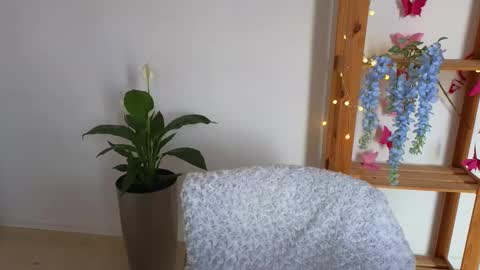 Linaaa moon online show from March 11, 2025, 6:53 am