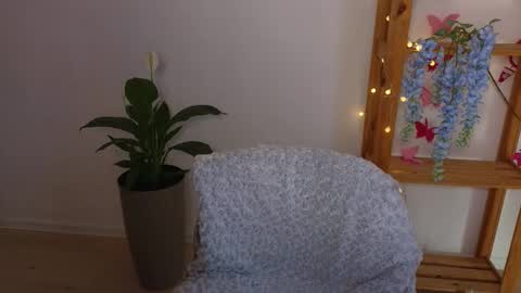 Linaaa moon online show from March 11, 2025, 9:56 am