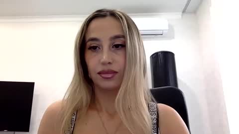 Snapshot of linavora chatting on November 24, 2025, 12:27 pm linavora online show from November 24, 2025, 12:27 pm