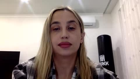 Snapshot of linavora chatting on March 4, 2026, 3:18 pm linavora online show from March 4, 2026, 3:18 pm