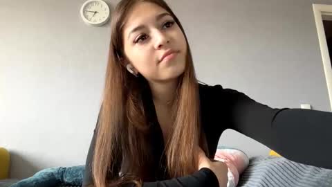 Elin online show from September 21, 2025, 9:22 am
