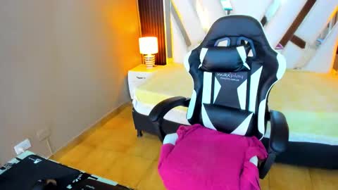  Linda  online show from November 1, 2025, 5:59 pm